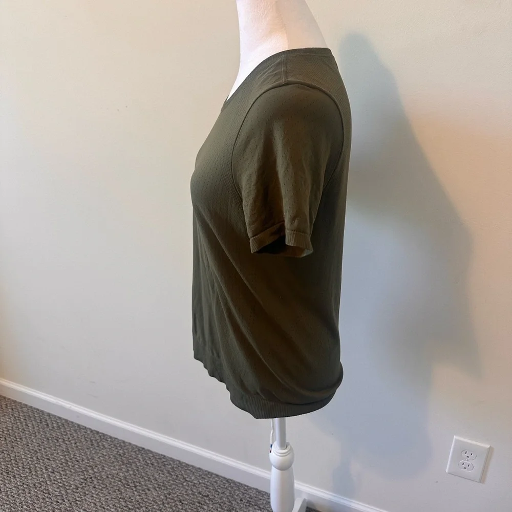 Athleta Women’s In Motion Seamless Tee Army Green - Size Medium - Picture 2 of 5